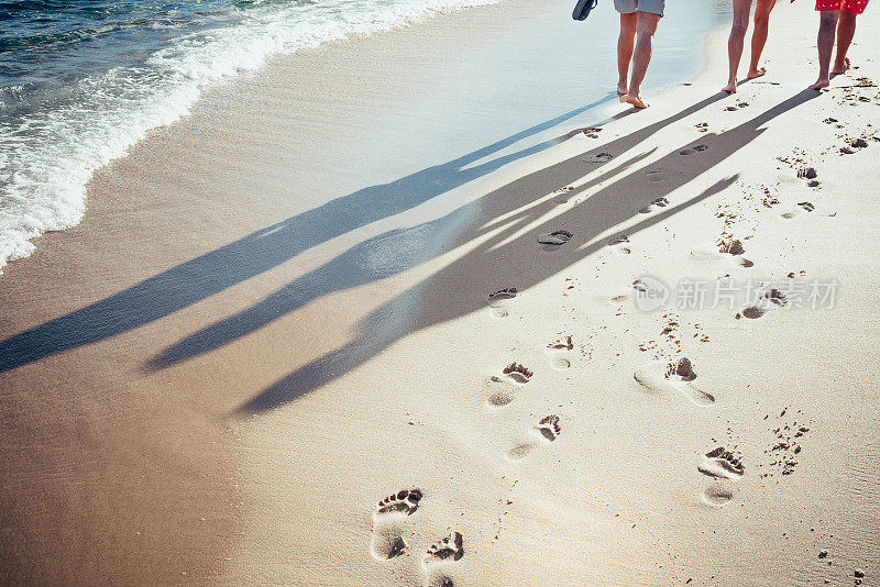 热带海滩上人们的脚印和影子