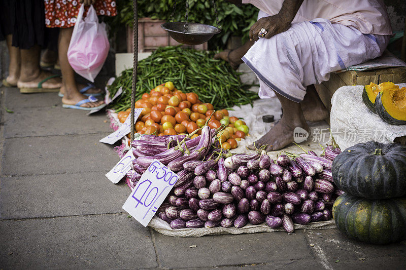 街市上出售的新鲜蔬菜和水果
