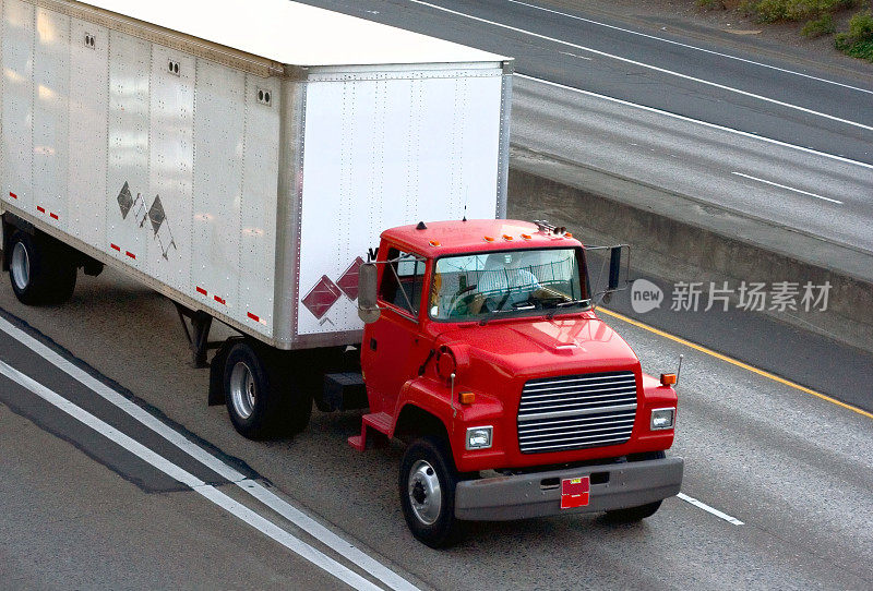 高速公路上的半挂车