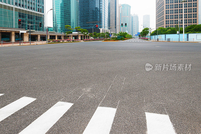 中国上海陆家嘴世纪大街街景。