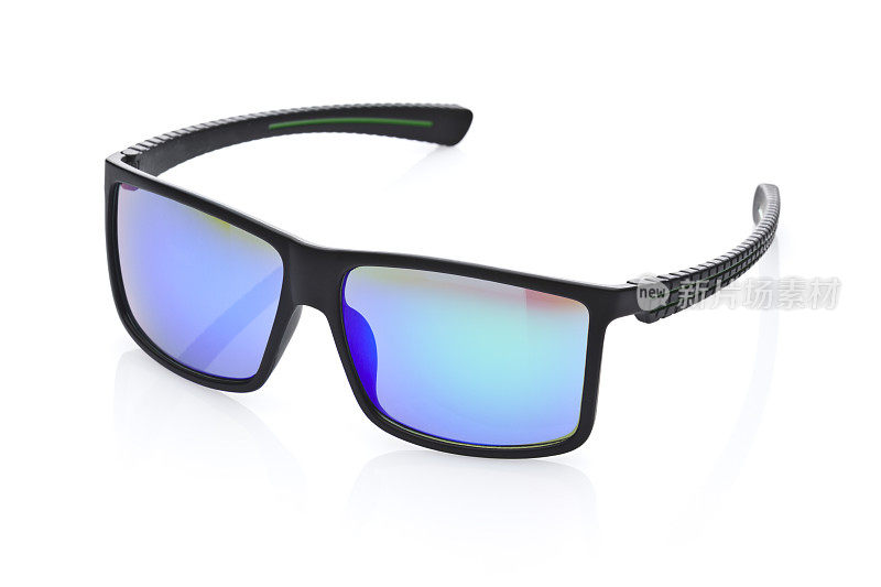 现代运动太阳眼镜与黑色框架上的白色背景