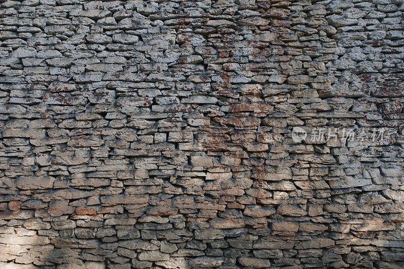 大型石层墙。