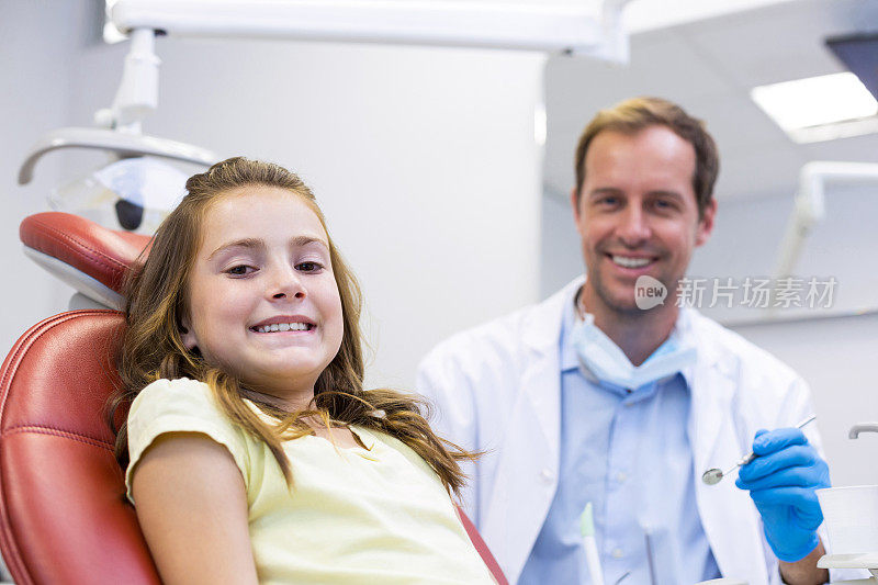 微笑牙医和年轻病人的肖像