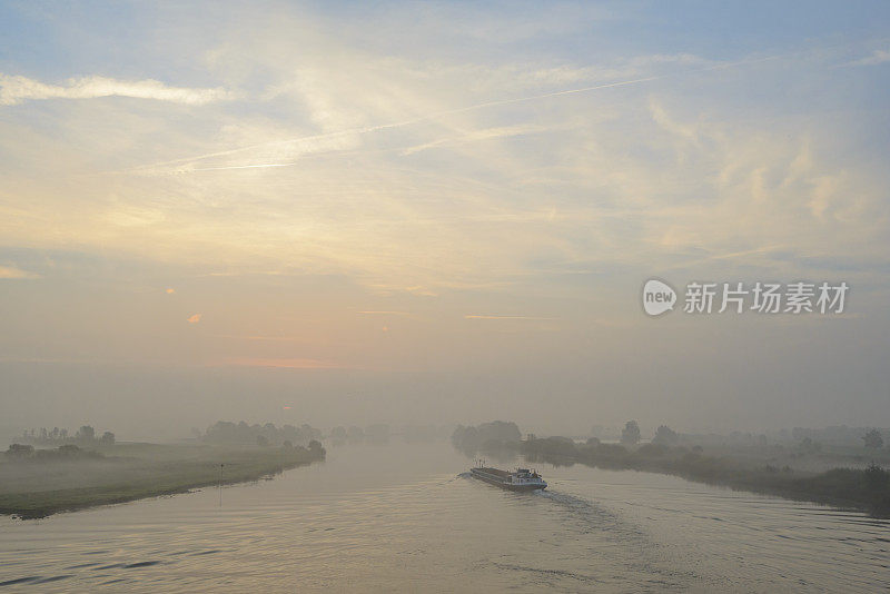 在一个美丽的秋天的早晨，船在IJssel河上的日出