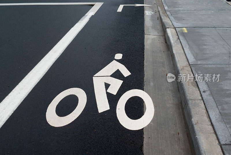 新公路上自行车道的自行车标志