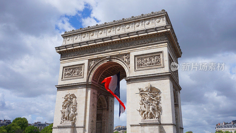 一个春天的早晨，法国巴黎，香榭丽舍大道上的凯旋门