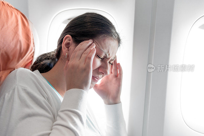 一个在飞机上头痛的女人的肖像