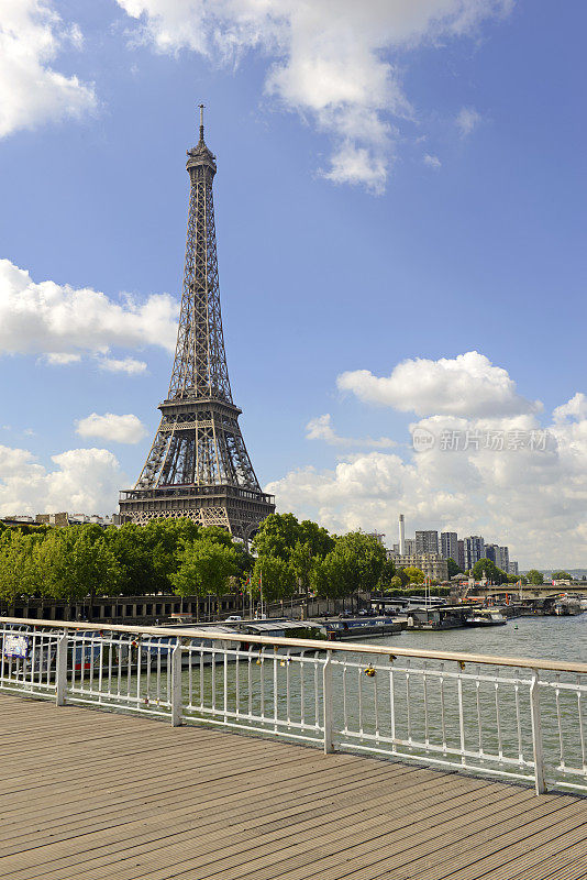 标志性的埃菲尔铁塔，法国巴黎