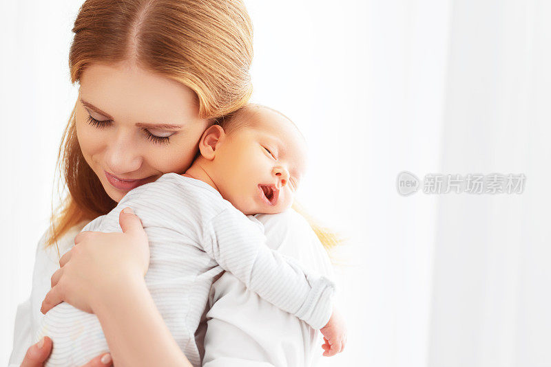 刚出生的婴儿在母亲温柔的怀抱中