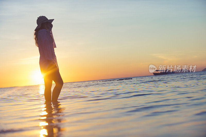 一个女人独自站在海边的水里。