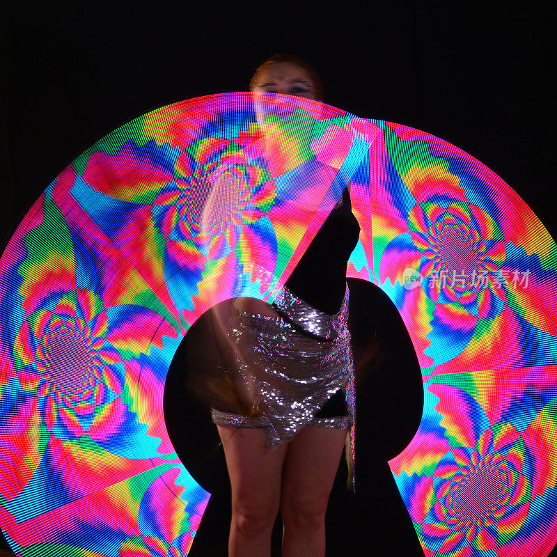 芋泥。激光表演，舞者穿着led服装和led灯