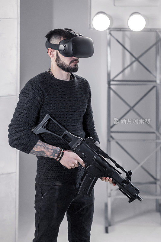 拿着虚拟现实手枪的年轻人