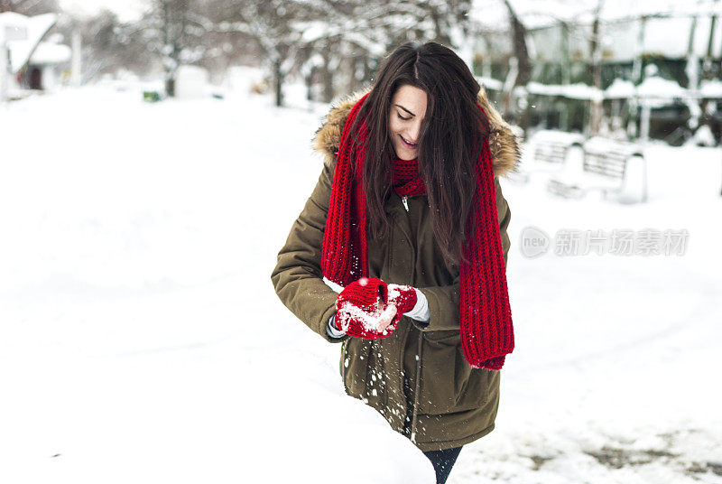 可爱的小女孩在玩雪