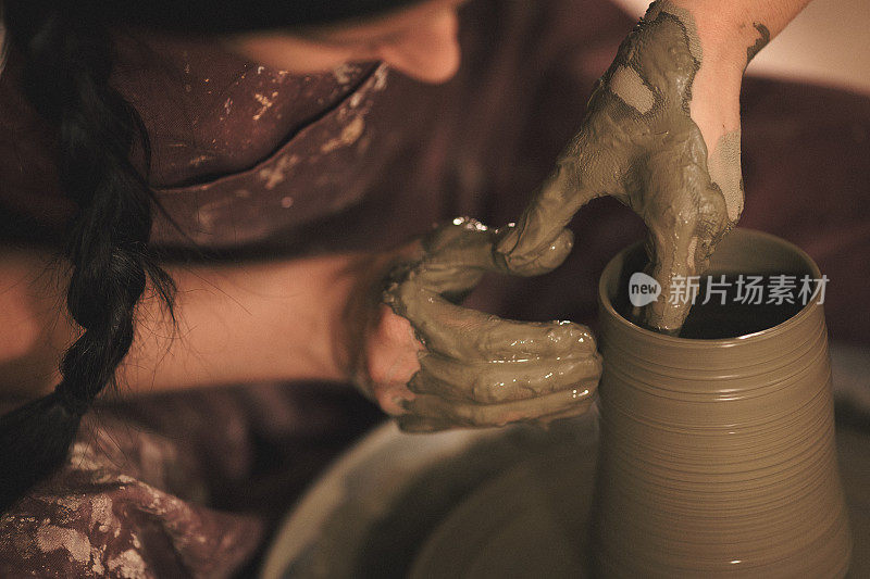 用粘土制作形状的女陶器艺术家