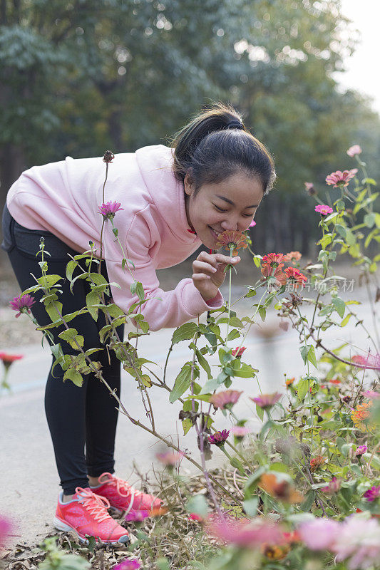 漂亮女人闻花的照片