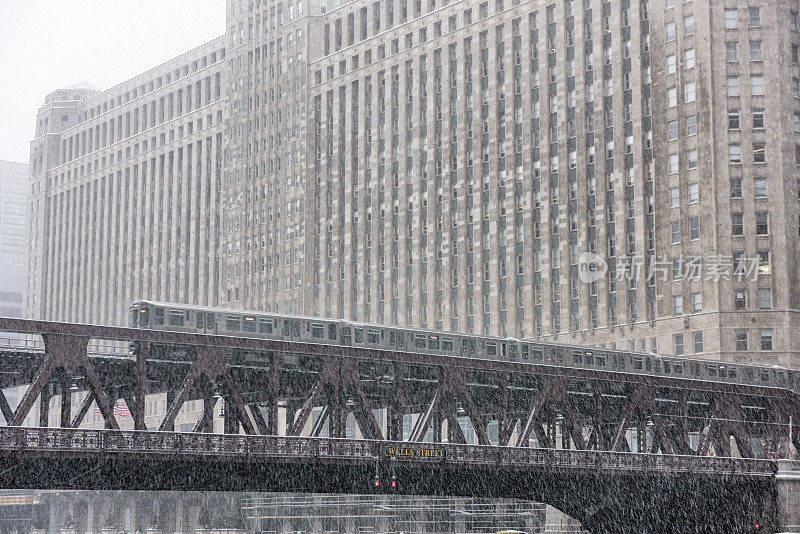 暴风雪中的芝加哥高架铁路