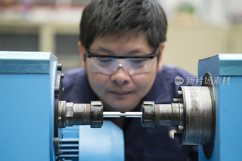 年轻的亚洲工程师在实验室工厂，工程和工业概念建立和测试试件机