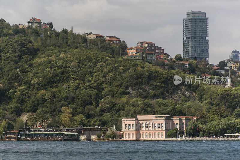 土耳其伊斯坦布尔的萨里耶尔，靠近欧洲一侧鲁米里城堡的博斯普鲁斯海峡海岸