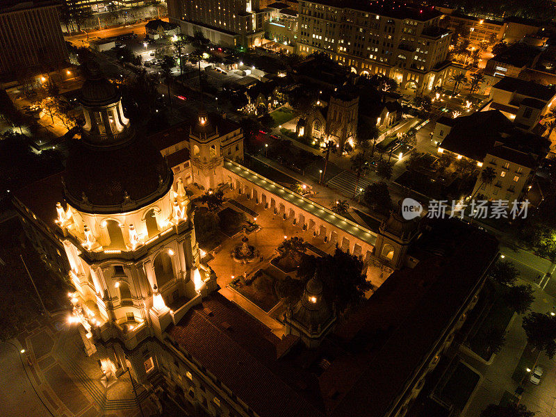 夜间帕萨迪纳市政厅的空中摄影