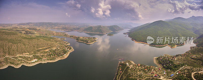马其顿卡瓦达奇镇附近的提克维什湖鸟瞰图