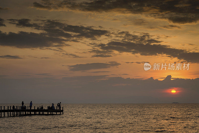 柬埔寨海岸的日落和码头景色