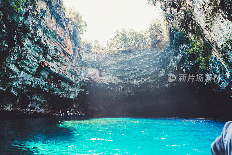 洞穴和绿松石般的大海