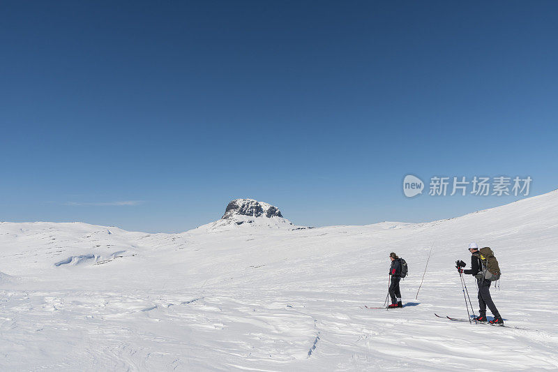 挪威哈当厄兹维达的两名滑雪者