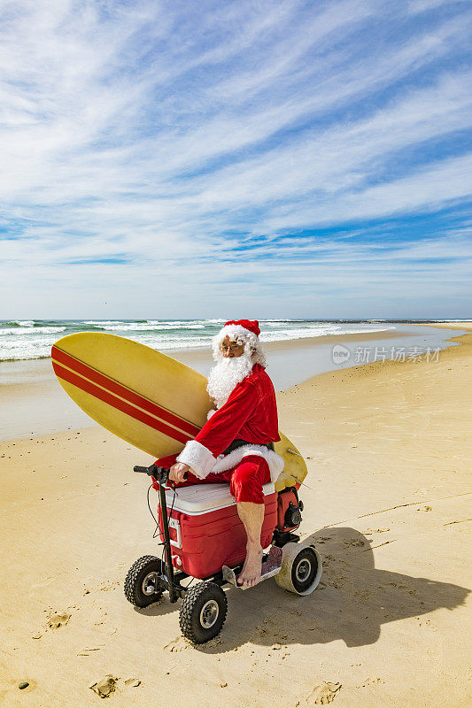 海滩上的圣诞老人骑着电动埃斯基冷却器