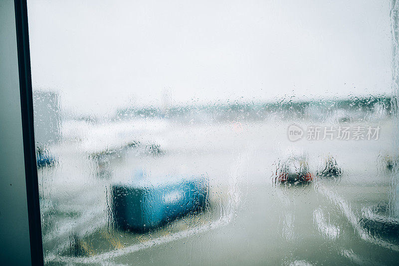 机场雨天