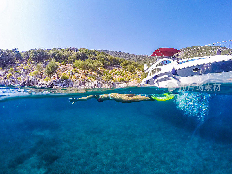 Göbün湾在Göcek。漂浮在海底的女士。