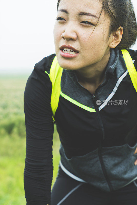 运动女人的肖像在白色的背景下笑