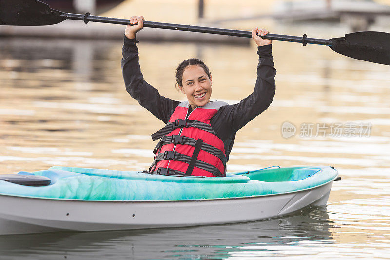 在湖中独自划独木舟的女性