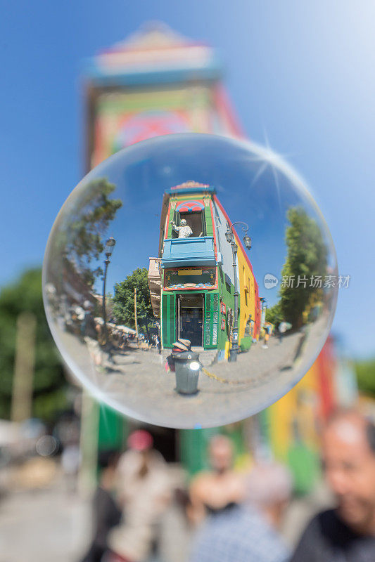 阿根廷布宜诺斯艾利斯扭曲的著名街道叫卡米尼托玻璃球