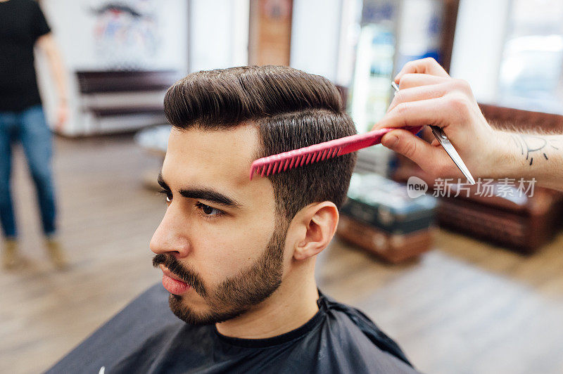 男模特在理发店里展示自己的发型
