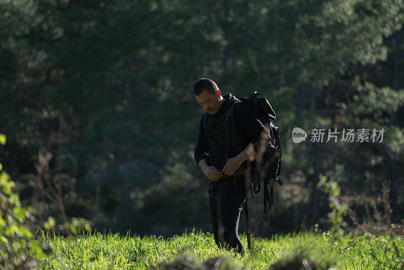 在森林里背包独处的旅行者