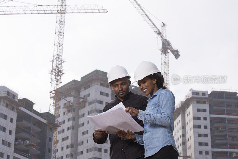 建筑工人正在和建筑师商量。