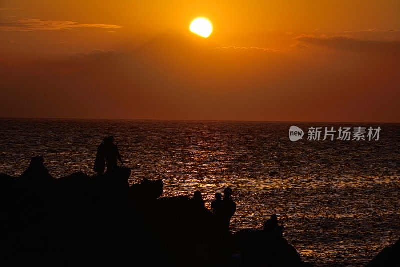 富士山上的日落，从Jogashima，三浦半岛，神奈川县