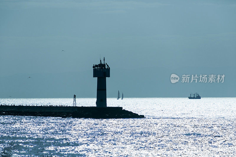 土耳其伊斯坦布尔卡迪科伊港附近的海灯剪影