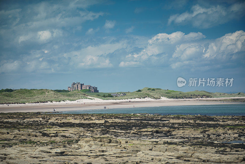 英国诺森伯兰海岸，展示班堡城堡和下面的海滩