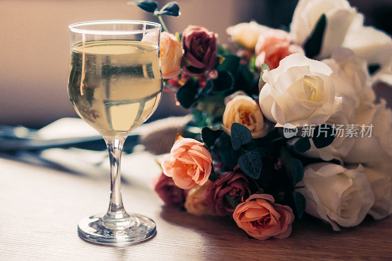 新娘花束和一杯香槟