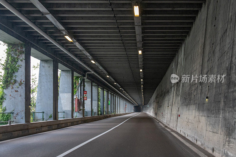 意大利加尔达湖周围的混凝土公路隧道