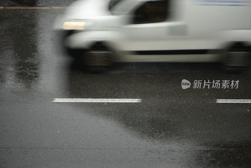 倾盆大雨时汽车在路上行驶