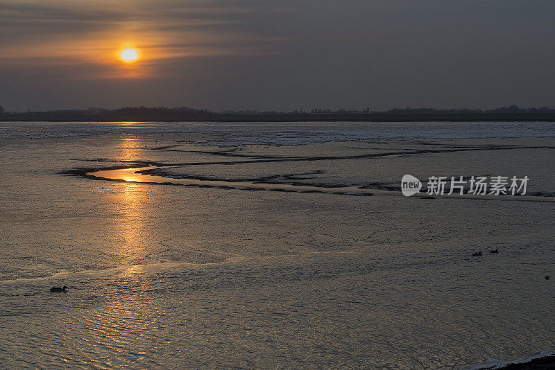 日落时瓦登海的潮汐池