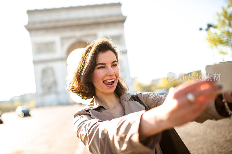 一名女游客在巴黎自拍