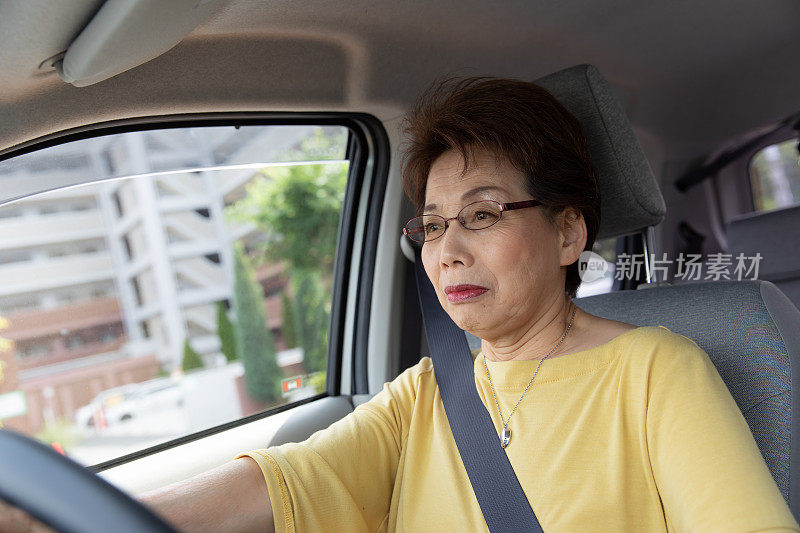 日本老年妇女开车