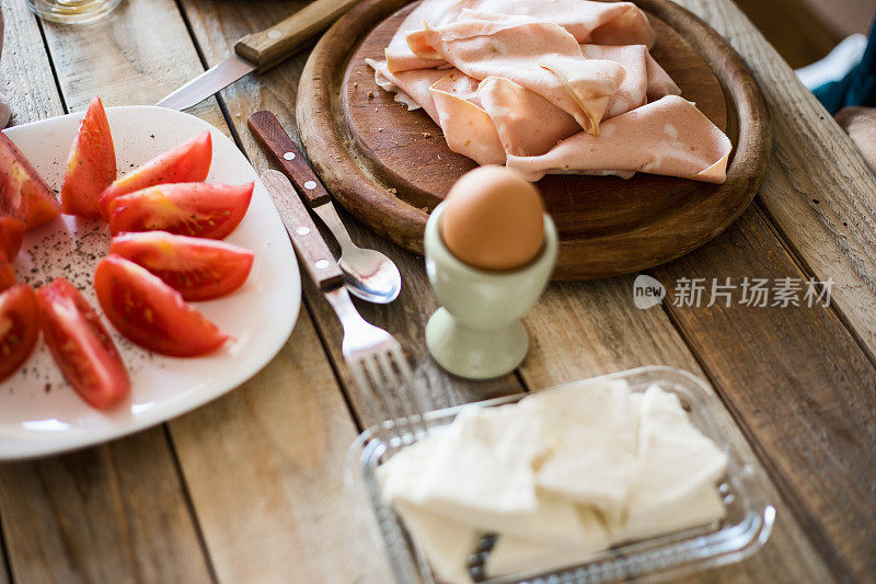 早餐:水煮鸡蛋，奶酪和西红柿