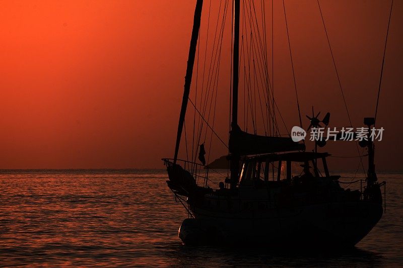 海上的船在夕阳的映衬下