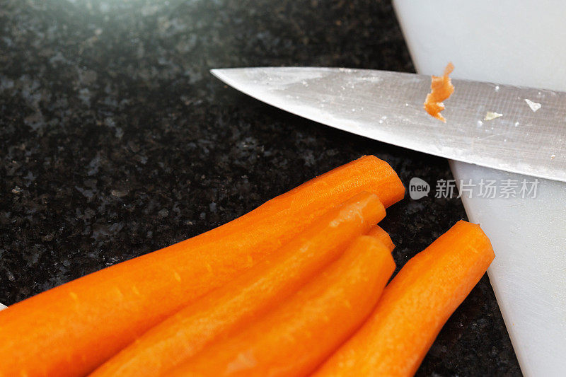 用刀削好胡萝卜，准备切片