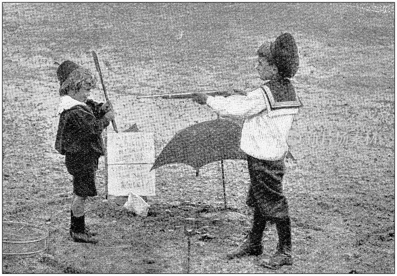 古董照片:孩子们在玩假武器