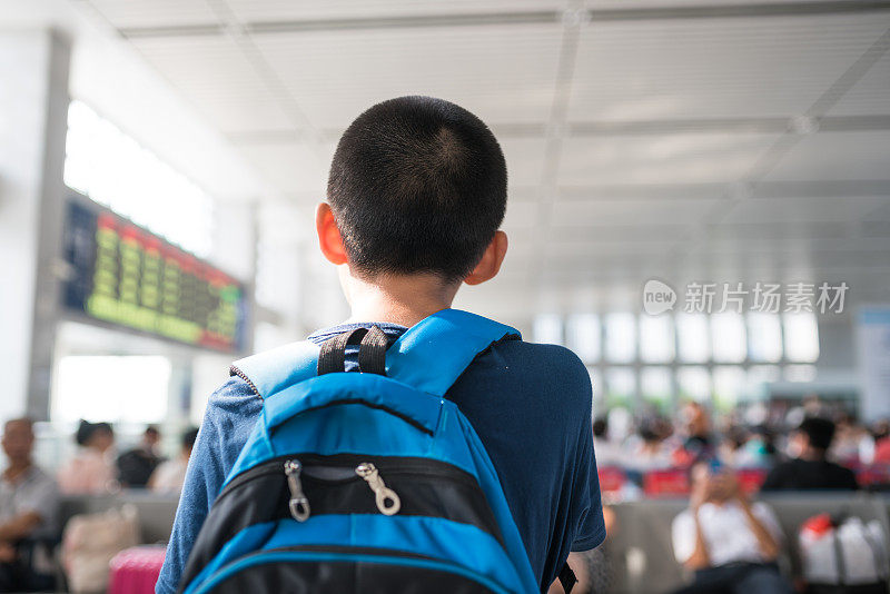 亚洲男孩乘火车旅行